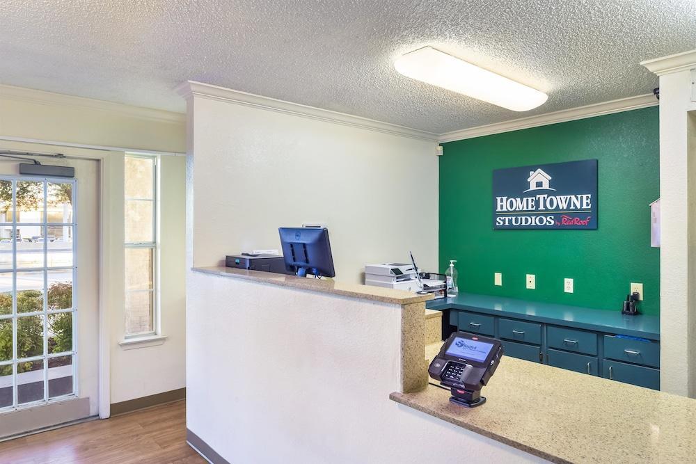 Hotel Hometowne - North Addison/ Tollway